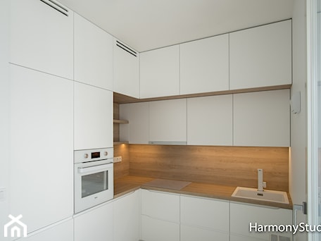 Aranżacje wnętrz - Kuchnia: Biała kuchnia z drewnianym elementami - HarmonyStudio kuchnie i wnętrza. Przeglądaj, dodawaj i zapisuj najlepsze zdjęcia, pomysły i inspiracje designerskie. W bazie mamy już prawie milion fotografii!