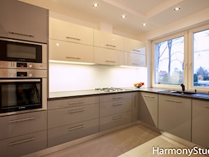 Kuchnia szaro-kremowa - zdjęcie od HarmonyStudio kuchnie i wnętrza