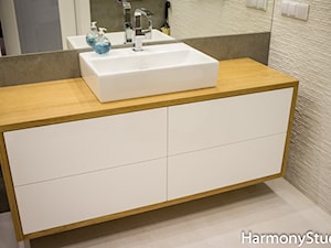 Szafka łazienkowa biała z drewnianym blatem - zdjęcie od HarmonyStudio kuchnie i wnętrza