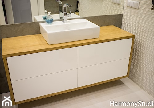 Szafka łazienkowa biała z drewnianym blatem - zdjęcie od HarmonyStudio kuchnie i wnętrza