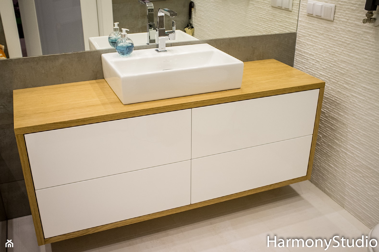 Szafka łazienkowa biała z drewnianym blatem - zdjęcie od HarmonyStudio kuchnie i wnętrza - Homebook