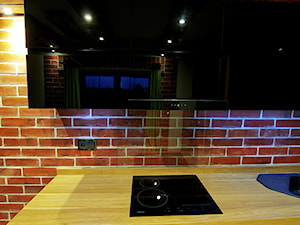 Kuchnia z cegłą i drewnianymi belkami - zdjęcie od Konzept Home - Meble na wymiar
