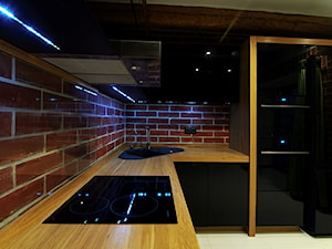 Kuchnia z cegłą i drewnianymi belkami - zdjęcie od Konzept Home - Meble na wymiar