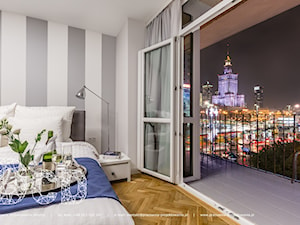 Mieszkanie Warszawa Centrum - Średnia biała szara sypialnia z balkonem / tarasem, styl tradycyjny - zdjęcie od Pracownia Projektowania | Daria Ciuńczyk-Duda