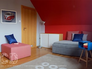 W RYTMIE SAMBY - Średnie w osobnym pomieszczeniu z sofą białe czerwone biuro, styl nowoczesny - zdjęcie od Pracownia Projektowania | Daria Ciuńczyk-Duda