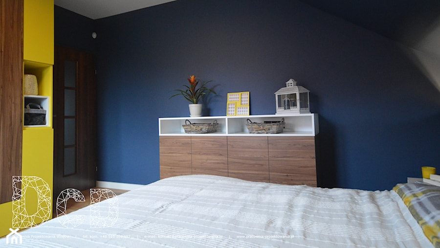 CIEMNO WSZĘDZIE - Mała niebieska żółta sypialnia na poddaszu, styl nowoczesny - zdjęcie od Pracownia Projektowania | Daria Ciuńczyk-Duda