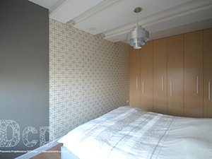 Mieszkanie Pruszków Ostoja - Duża biała szara sypialnia, styl nowoczesny - zdjęcie od Pracownia Projektowania | Daria Ciuńczyk-Duda