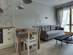 mieszkanie.Gdańsk styl morski - Mały szary salon z kuchnią z jadalnią, styl skandynawski - zdjęcie od ip-design