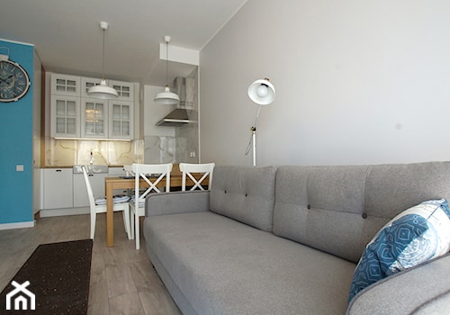 mieszkanie.Gdańsk styl morski - Mały biały salon z kuchnią z jadalnią, styl skandynawski - zdjęcie od ip-design