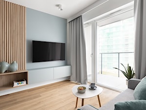 mieszkanie na wynajem - Mały biały salon z tarasem / balkonem, styl skandynawski - zdjęcie od ip-design