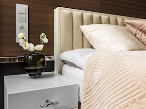 Wnętrze klimatycznej sypialni z jasnym łóżkiem - zdjęcie od Viva Design Rzeszów