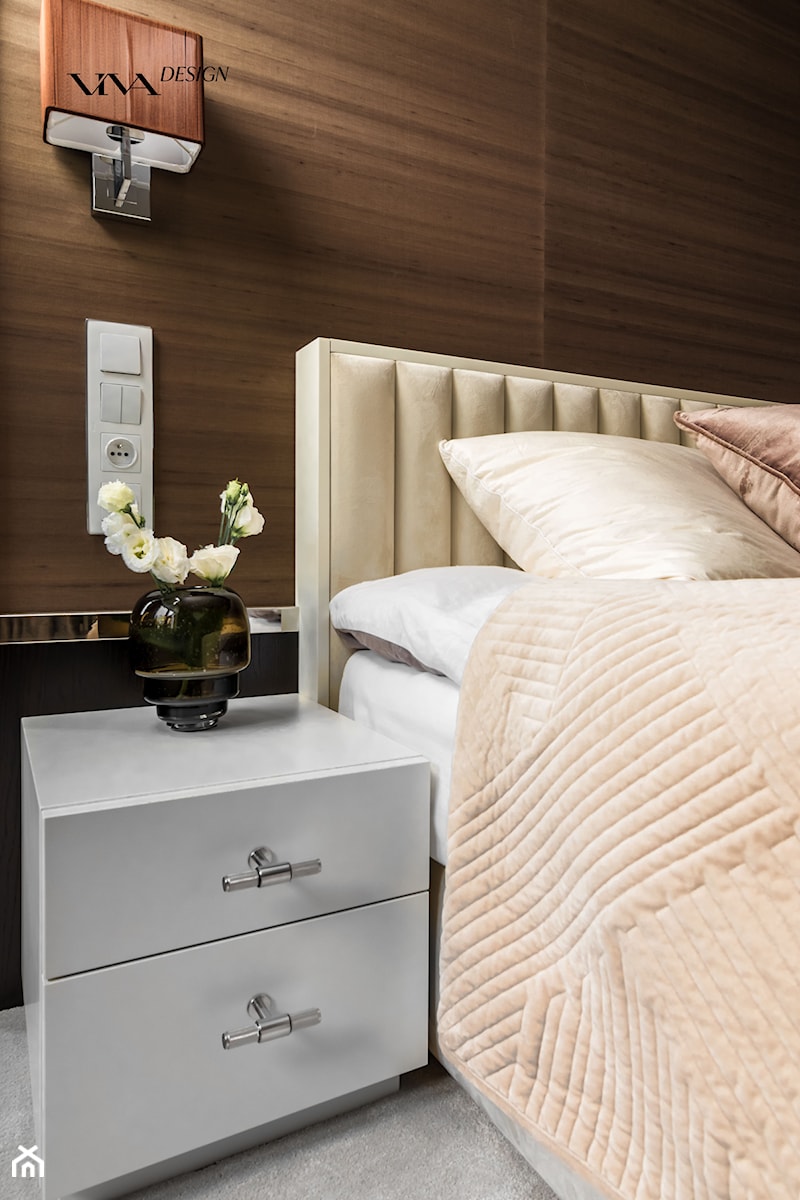 Wnętrze klimatycznej sypialni z jasnym łóżkiem - zdjęcie od Viva Design Rzeszów