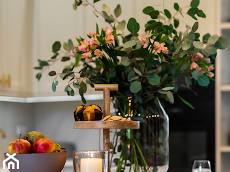 Aranżacje wnętrz - Kuchnia: Nowoczesna aranżacja stołu kuchennego ze świeżymi kwiatami - Viva Design Rzeszów. Przeglądaj, dodawaj i zapisuj najlepsze zdjęcia, pomysły i inspiracje designerskie. W bazie mamy już prawie milion fotografii!