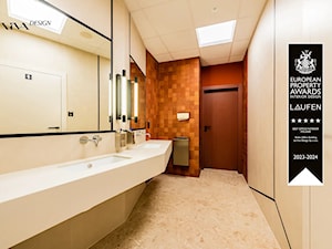 Przestronna łazienka dla personelu firmy - zdjęcie od Viva Design Rzeszów