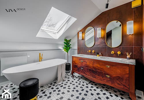 Klimatyczna łazienka wyposażona w dużą drewnianą komodą z granitowym blatem - zdjęcie od Viva Design Rzeszów