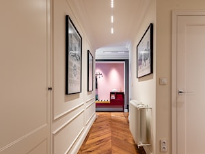 Jasny korytarz z podłogą w drewnianą jodełkę - zdjęcie od Viva Design Rzeszów