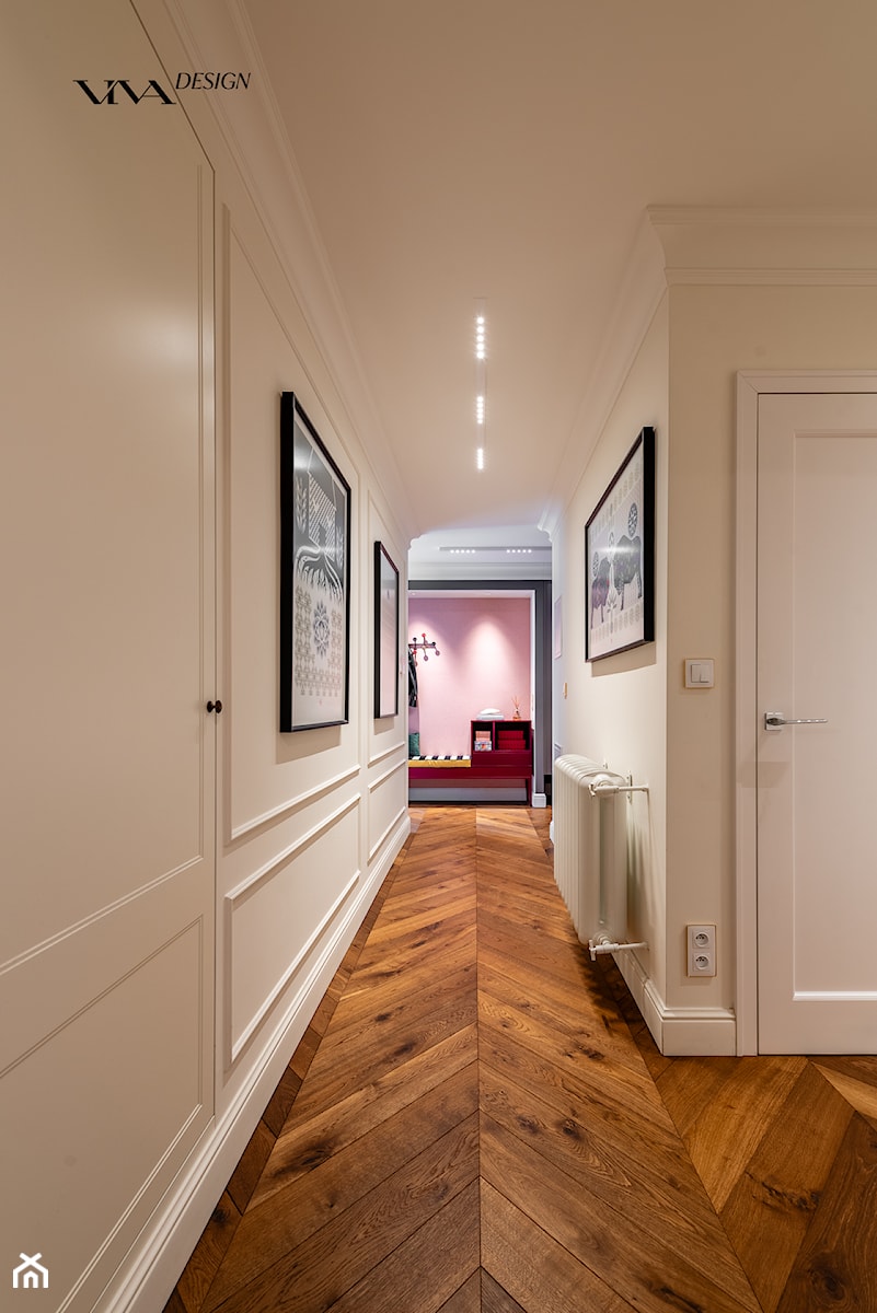Jasny korytarz z podłogą w drewnianą jodełkę - zdjęcie od Viva Design Rzeszów