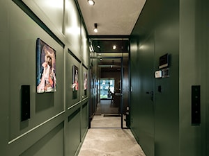 Przestronny korytarz z zielonymi ścianami i sztukaterią - zdjęcie od Viva Design Rzeszów