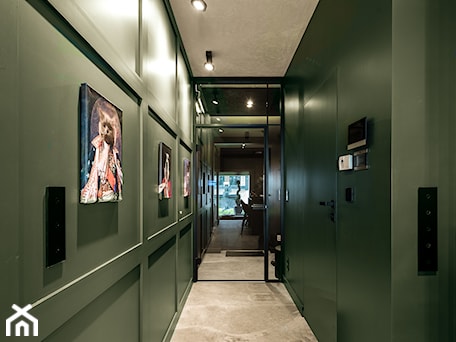Aranżacje wnętrz - Hol / Przedpokój: Przestronny korytarz z zielonymi ścianami i sztukaterią - Viva Design Rzeszów. Przeglądaj, dodawaj i zapisuj najlepsze zdjęcia, pomysły i inspiracje designerskie. W bazie mamy już prawie milion fotografii!