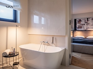 Przestronna łazienka z dużą wanną - zdjęcie od Viva Design Rzeszów