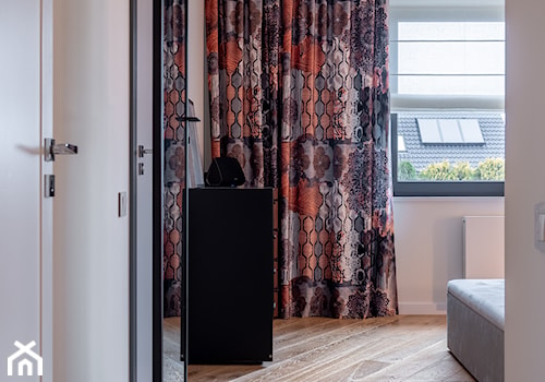 Przytulna sypialnia z oryginalnymi zasłonami - zdjęcie od Viva Design Rzeszów