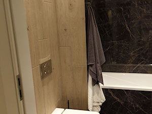 Łazienka - widok na toaletę i wannę - zdjęcie od Viva Design Rzeszów