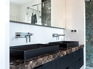 Przytulna łazienka z dwoma umywalkami - zdjęcie od Viva Design Rzeszów