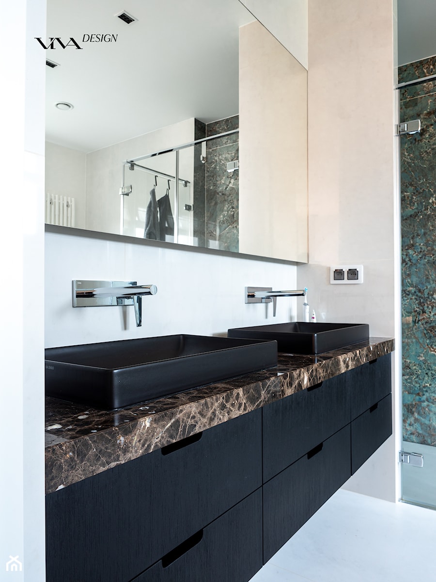 Przytulna łazienka z dwoma umywalkami - zdjęcie od Viva Design Rzeszów