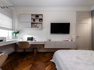 Elegancka sypialnia z wydzieloną przestrzenią do pracy - zdjęcie od Viva Design Rzeszów