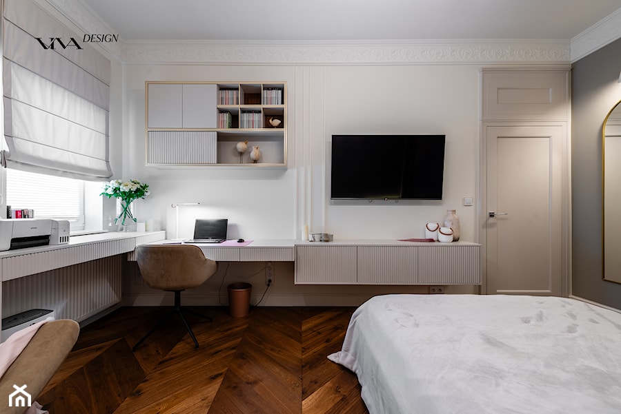 Elegancka sypialnia z wydzieloną przestrzenią do pracy - zdjęcie od Viva Design Rzeszów
