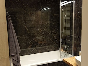 Łazienka - widok na wannę z prysznicem - zdjęcie od Viva Design Rzeszów