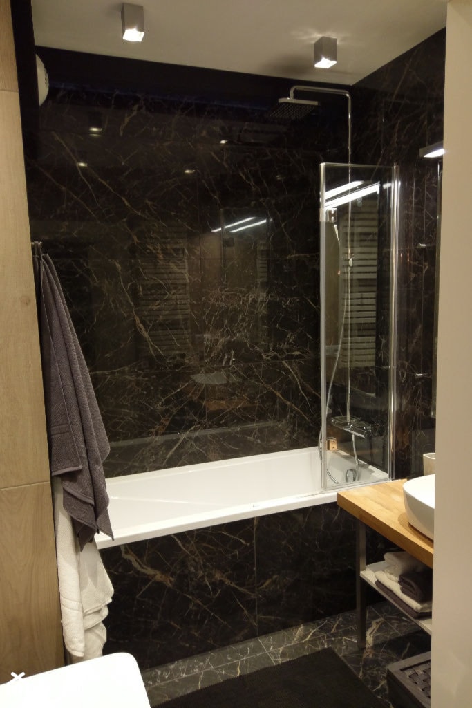 Łazienka - widok na wannę z prysznicem - zdjęcie od Viva Design Rzeszów