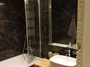 Łazienka - widok na wannę z prysznicem oraz umywalkę - zdjęcie od Viva Design Rzeszów