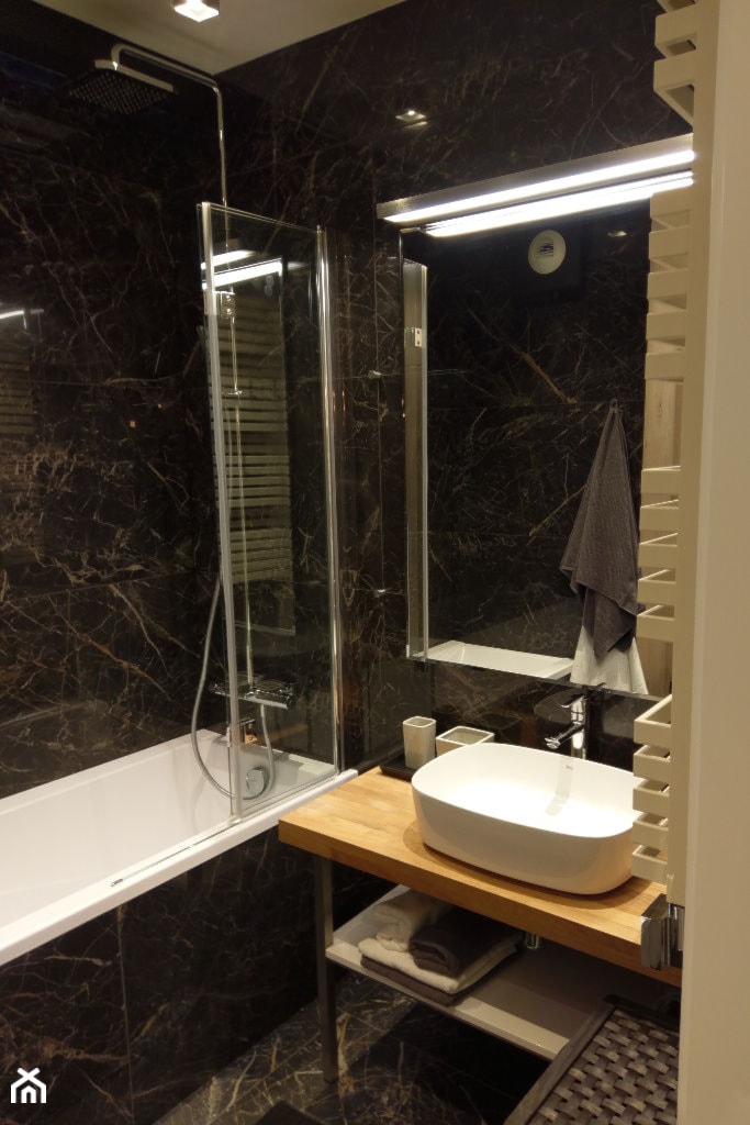 Łazienka - widok na wannę z prysznicem oraz umywalkę - zdjęcie od Viva Design Rzeszów - Homebook