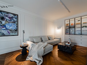 Elegancki salon z szarą pikowaną sofą - zdjęcie od Viva Design Rzeszów