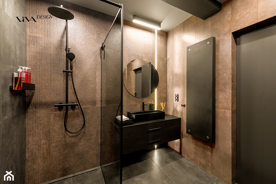 Klimatyczna łazienka z płytkami w miedzianym kolorze - zdjęcie od Viva Design Rzeszów