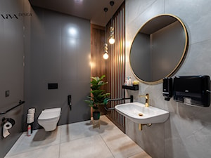 Nowoczesna łazienka dla pacjentów z lamelowymi wstawkami - zdjęcie od Viva Design Rzeszów