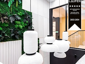 Patio ozdobione pięknymi lampionami origami na tle ściany z roślin stabilizowanych - zdjęcie od Viva Design Rzeszów