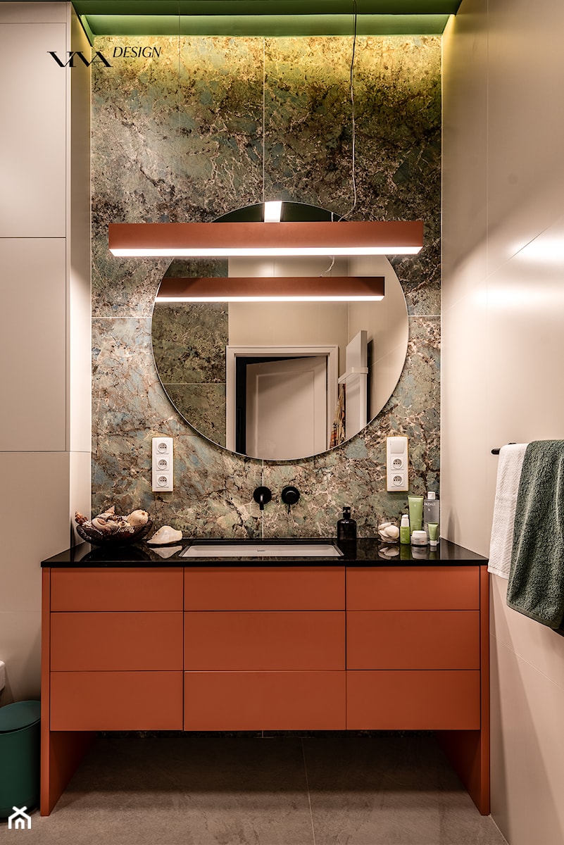 Nowoczesna łazienka z pomarańczowymi akcentami - zdjęcie od Viva Design Rzeszów