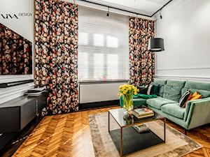 Elegancki salon z przyciągającą uwagę kwiecistą zasłoną - zdjęcie od Viva Design Rzeszów