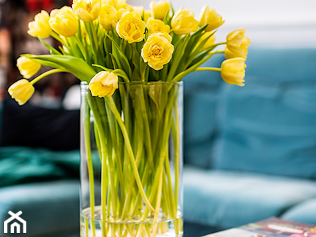 Aranżacje wnętrz - Jadalnia: Świeży bukiet tulipanów uzupełniający wystrój salonu - Viva Design Rzeszów. Przeglądaj, dodawaj i zapisuj najlepsze zdjęcia, pomysły i inspiracje designerskie. W bazie mamy już prawie milion fotografii!