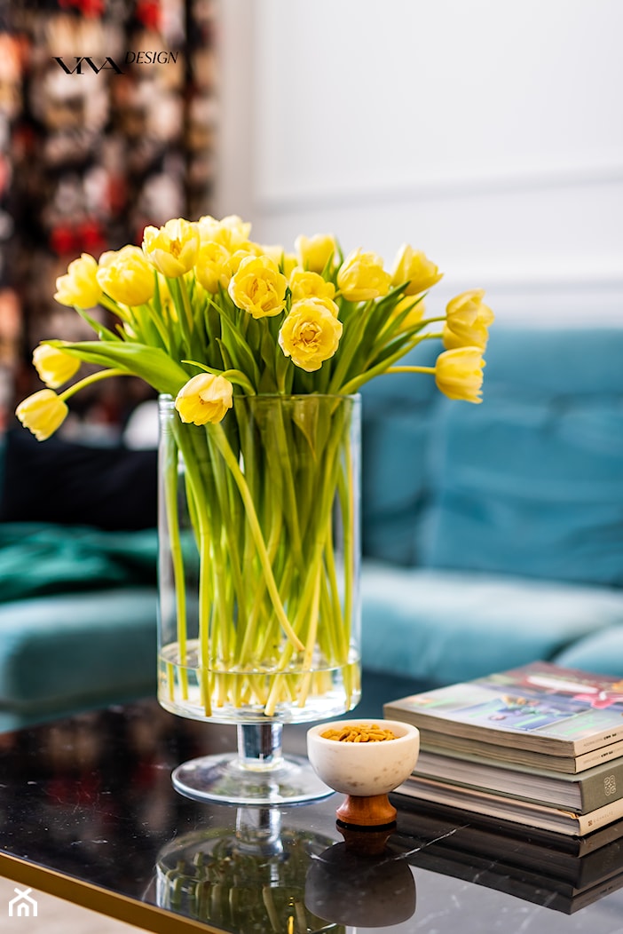 Świeży bukiet tulipanów uzupełniający wystrój salonu - zdjęcie od Viva Design Rzeszów - Homebook