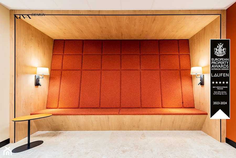 Minimalistyczne siedzisko z ceglanych paneli tapicerowanych - zdjęcie od Viva Design Rzeszów
