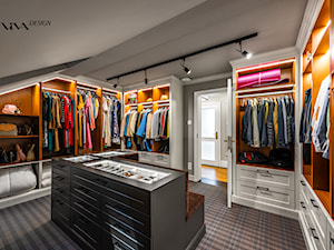 Przestronna garderoba z z podświetlanymi drewnianymi szafkami i wyspą na akcesoria - zdjęcie od Viva Design Rzeszów