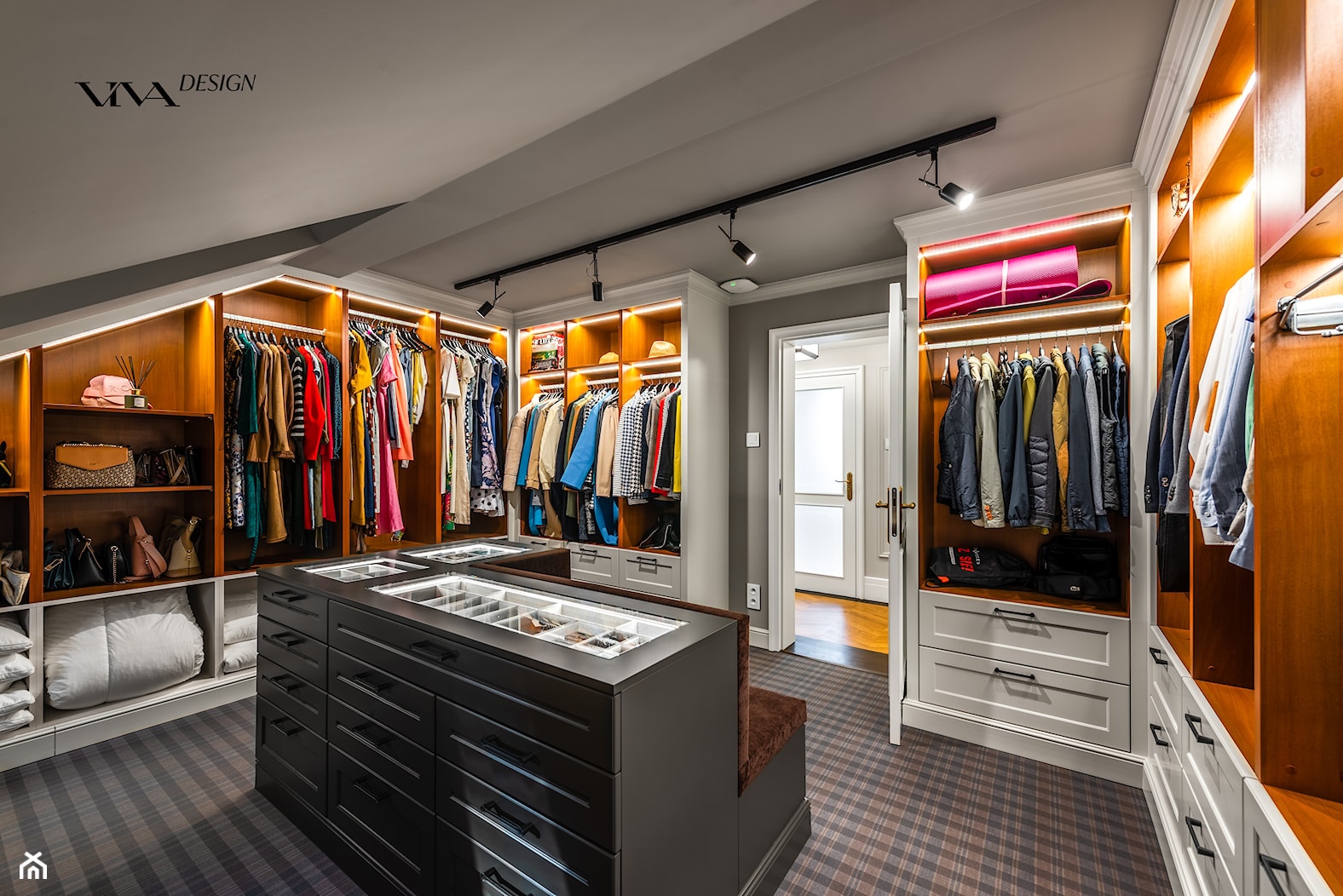 Przestronna garderoba z z podświetlanymi drewnianymi szafkami i wyspą na akcesoria - zdjęcie od Viva Design Rzeszów - Homebook