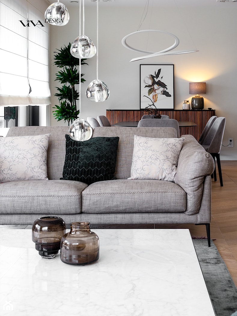 Nowoczesny salon z piękną szarą sofą - zdjęcie od Viva Design Rzeszów - Homebook