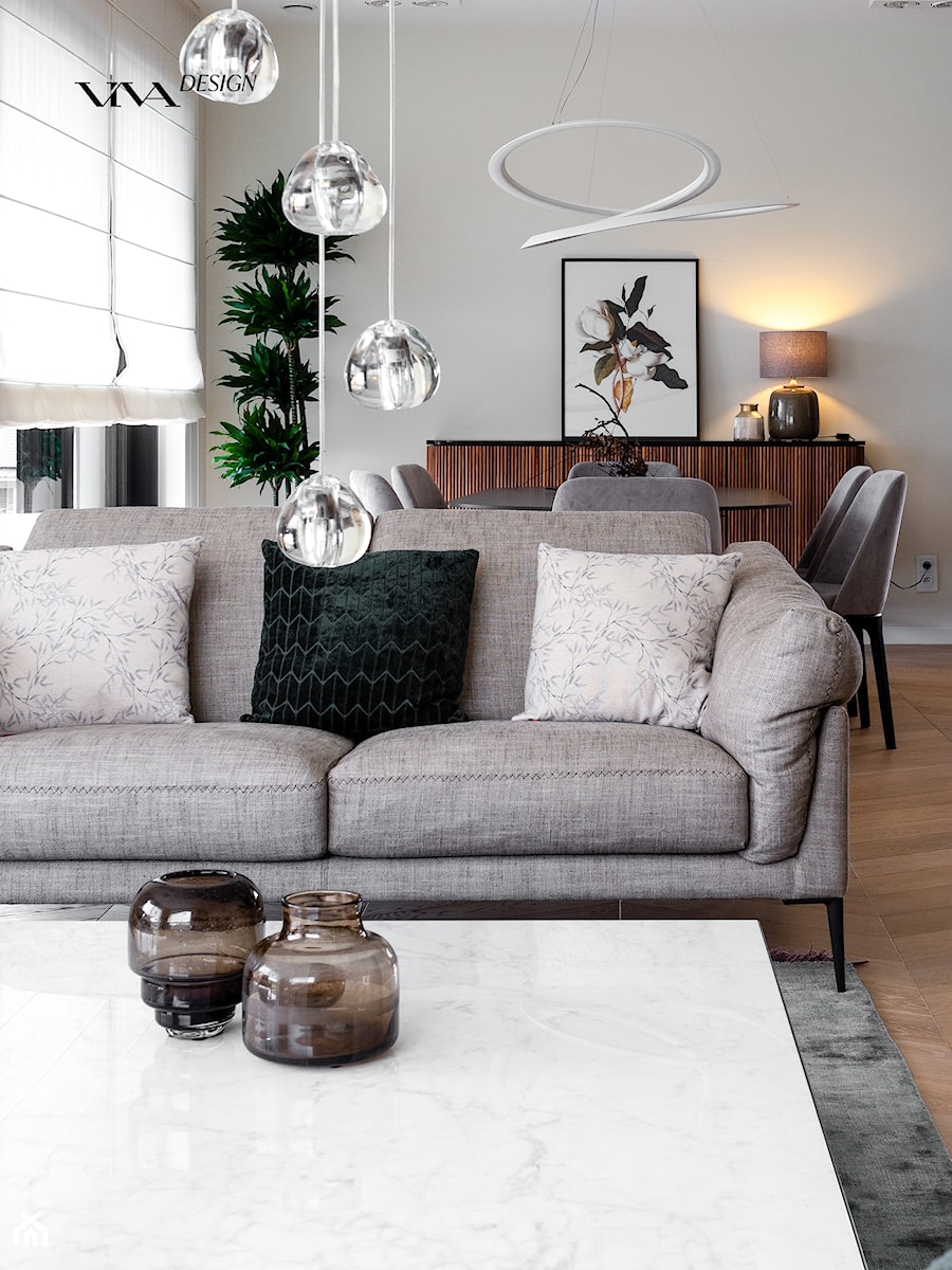 Nowoczesny salon z piękną szarą sofą - zdjęcie od Viva Design Rzeszów