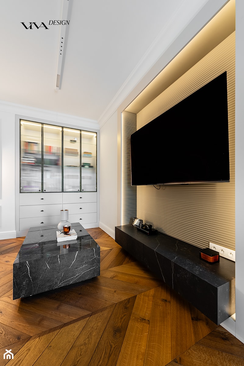 Salon w stylu francuskim widok na podświetlaną ścianę z RTV - zdjęcie od Viva Design Rzeszów
