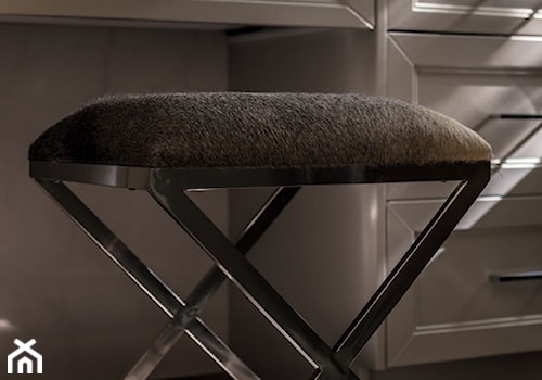 Zbliżenie na krzesło w łazience - zdjęcie od Viva Design Rzeszów