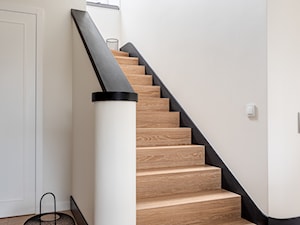 Nowoczesne schody z drewnianymi stopniami - zdjęcie od Viva Design Rzeszów
